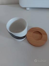 Set di tazze in ceramica con piattino in legno