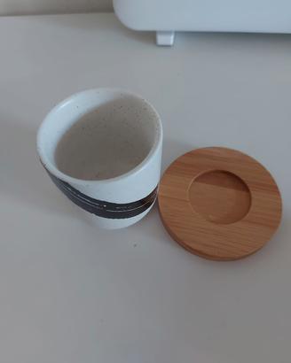 Set di tazze in ceramica con piattino in legno