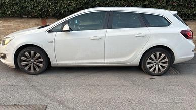 Opel astra Sports Tourer 1.4 t Cosmo 140cv