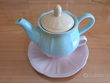 Set da tè con tazza e teiera.