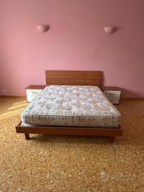 Letto matrimoniale con comodini e materasso