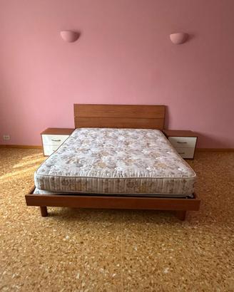 Letto matrimoniale con comodini e materasso