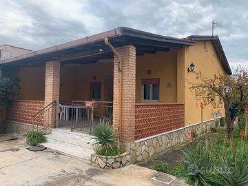 Villa indipendente a 300 mt dal mare con giardino