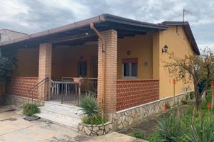 Villa indipendente a 300 mt dal mare con giardino