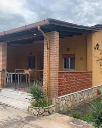 Villa indipendente a 300 mt dal mare con giardino