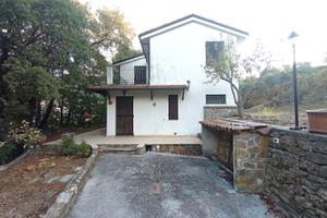 Villetta con magazzino e terreno