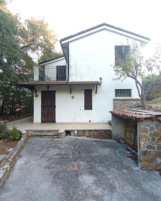 Villetta con magazzino e terreno