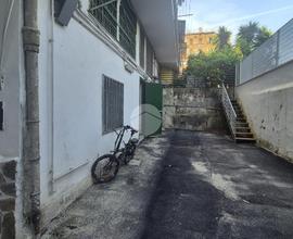NEGOZIO A NAPOLI
