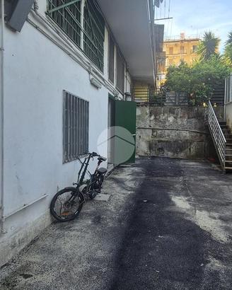 NEGOZIO A NAPOLI