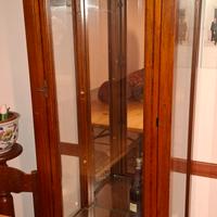 Vetrina completa di ripiani