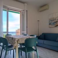 Alloggio trilocale fronte mare con ampio balcone