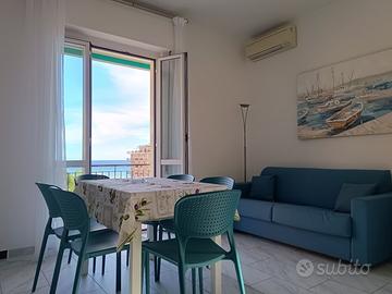 Alloggio trilocale fronte mare con ampio balcone