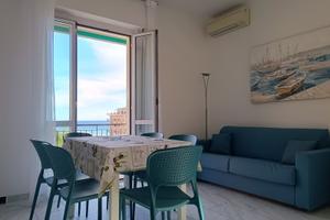 Alloggio trilocale fronte mare con ampio balcone
