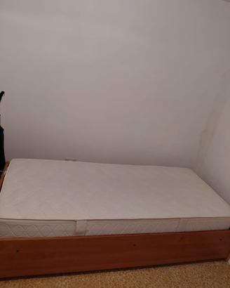 LETTO SINGOLO e TRE MATERASSI GRATIS