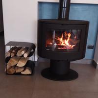 Stufa a legna nuova in esposizione