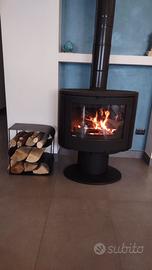 Stufa a legna nuova in esposizione