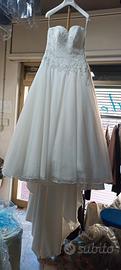 Abito da sposa con accessori 
