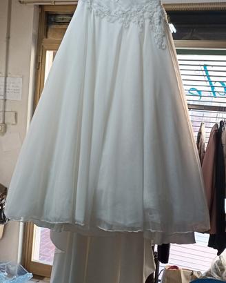 Abito da sposa con accessori 