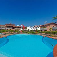 APPARTAMENTO CON GIARDINO PRIVATO, BOX E PISCINA