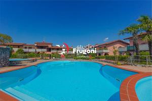 APPARTAMENTO CON GIARDINO PRIVATO, BOX E PISCINA