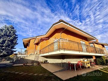 ELEGANTE VILLA LIBERA SU TRE LATI CON BOX AUTO DOP