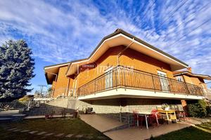 ELEGANTE VILLA LIBERA SU TRE LATI CON BOX AUTO DOP