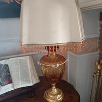 lume in cristallo e un vaso in limosc 