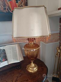 lume in cristallo e un vaso in limosc 