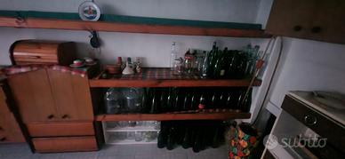 Bottiglie vetro e vasetti con tappi