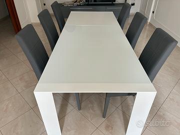 Tavolo in vetro bianco e sedie