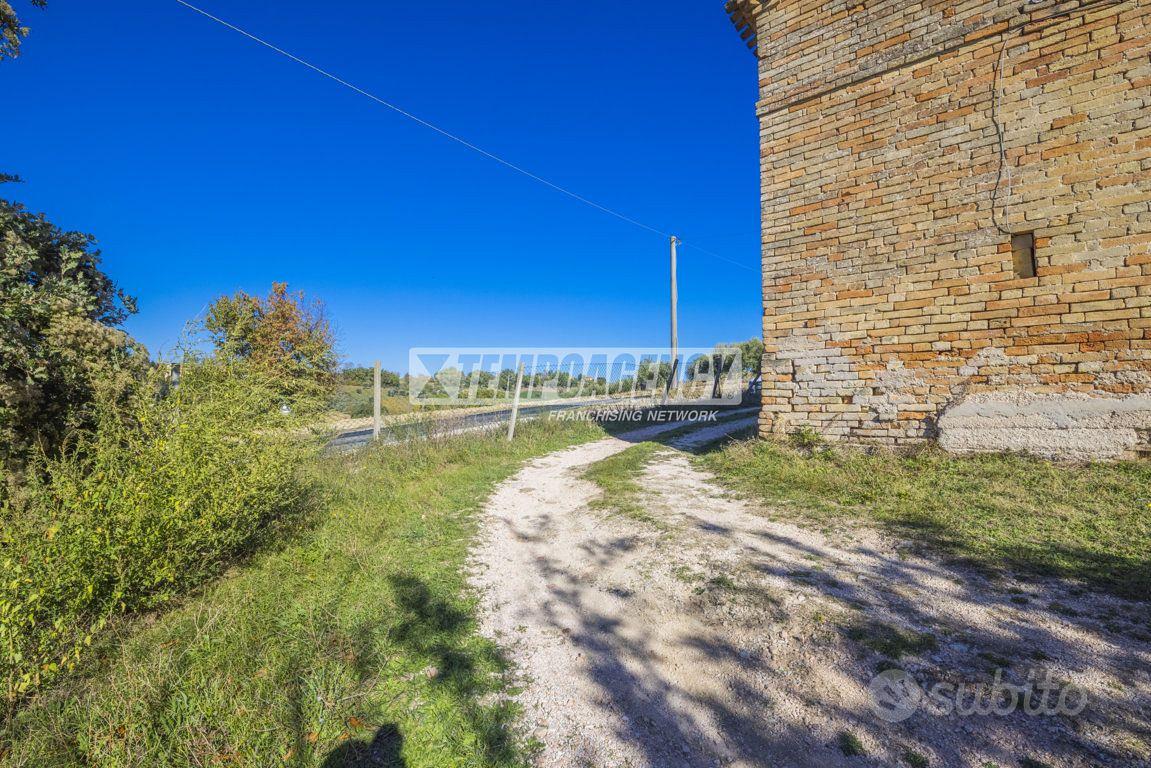Casale panoramico con annessi e terreno agricolo - Altro