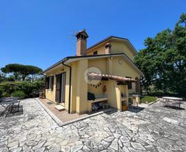 VILLA A SCHIERA D'ANGOLO A CALVI DELL'UMBRIA