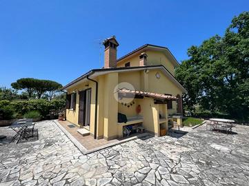 VILLA A SCHIERA D'ANGOLO A CALVI DELL'UMBRIA