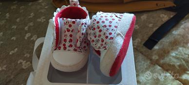 Scarpe neonata