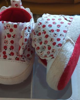 Scarpe neonata