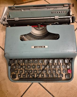 Macchina da scrivere Olivetti Lettera 22 vintage