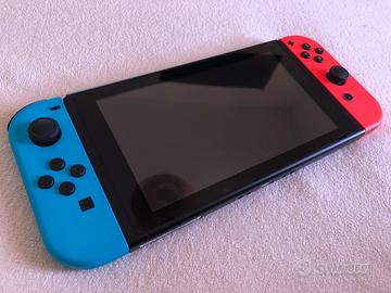 Nintendo Switch 2022 con due giochi