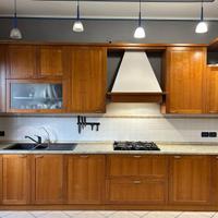 Cucina con Elettrodomestici