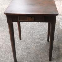 Tavolino con cassetto 
