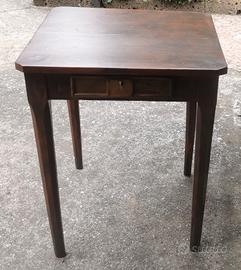 Tavolino con cassetto 