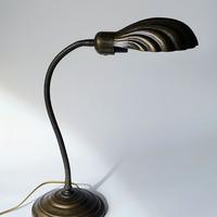 Una lampada vintage da scrivania a conchiglia