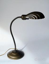 Una lampada vintage da scrivania a conchiglia