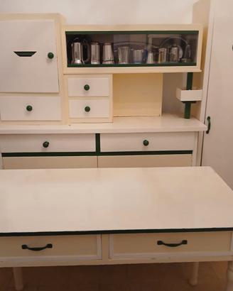 Credenza corredata di tavolo due sedie e mobiletto