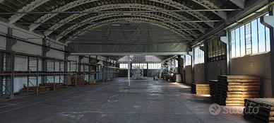 Immobile di 2100 m² con 2 locali a Carmignano