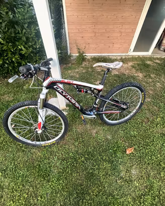 Bicicletta Olimpia bi-ammortizzata in carbonio