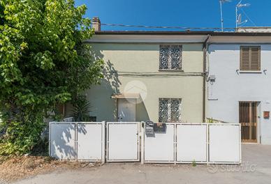 VILLA A SCHIERA CENTRALE A FANO