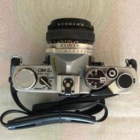Fotocamera Olympus OM2 con obiettivi e accessori