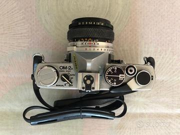 Fotocamera Olympus OM2 con obiettivi e accessori