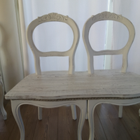 Divanetto in stile shabby con seduta in legno