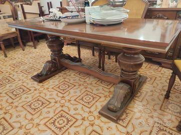 Tavolo in legno 6 posti con sedie in velluto 